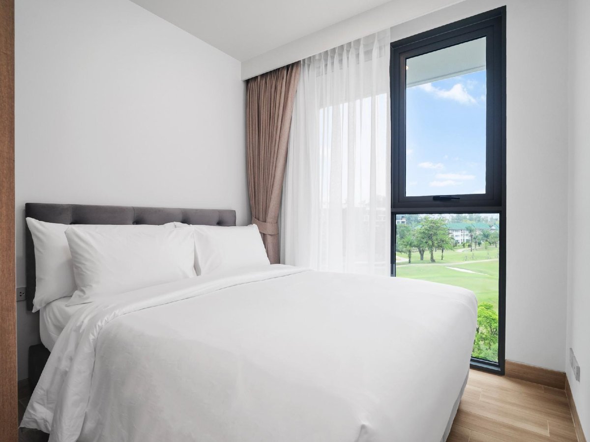 Skypark Celeste — bedroom overlooking the golf course
